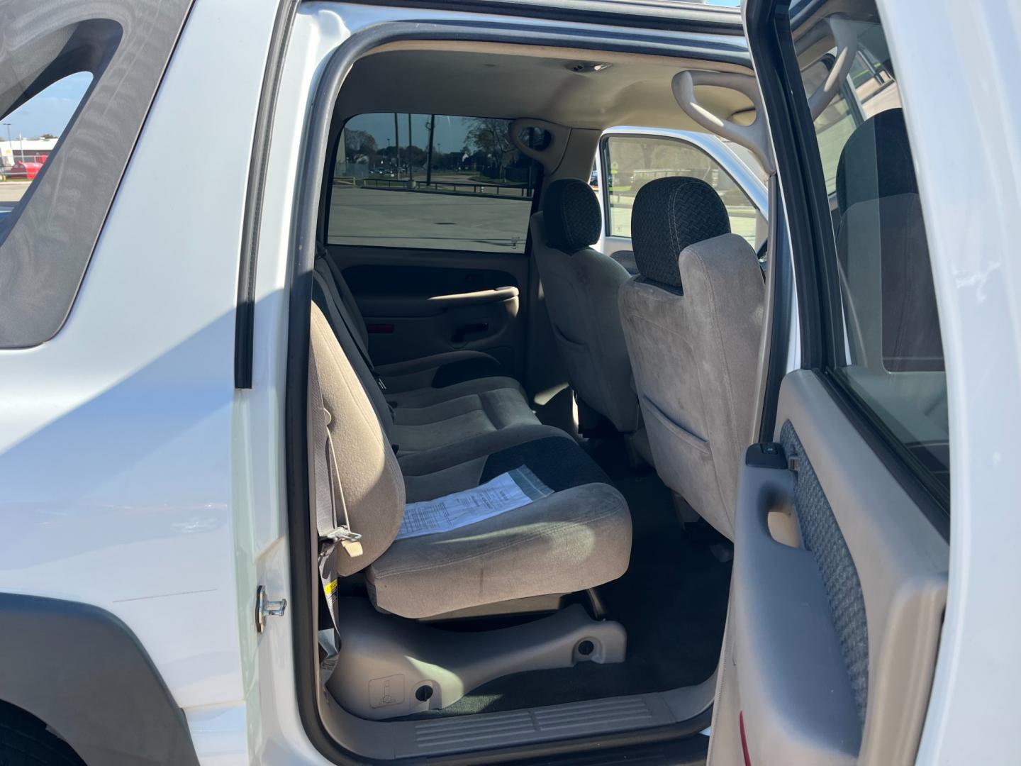 2004 white /gray Chevrolet Avalanche 1500 2WD (3GNEC12T84G) with an 5.3L V8 OHV 16V engine, 4-Speed Automatic Overdrive transmission, located at 14700 Tomball Parkway 249, Houston, TX, 77086, (281) 444-2200, 29.928619, -95.504074 - Photo#12